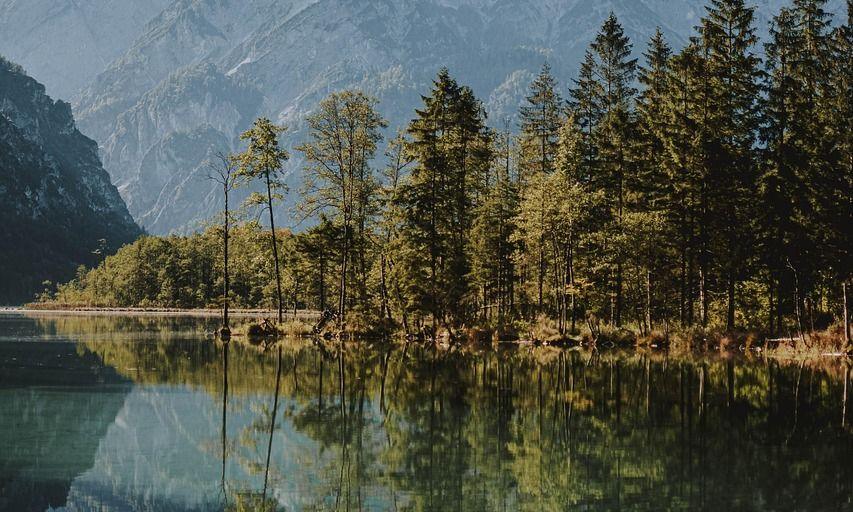 Ruhiger Bergsee mit klarer Spiegelung der Gipfel