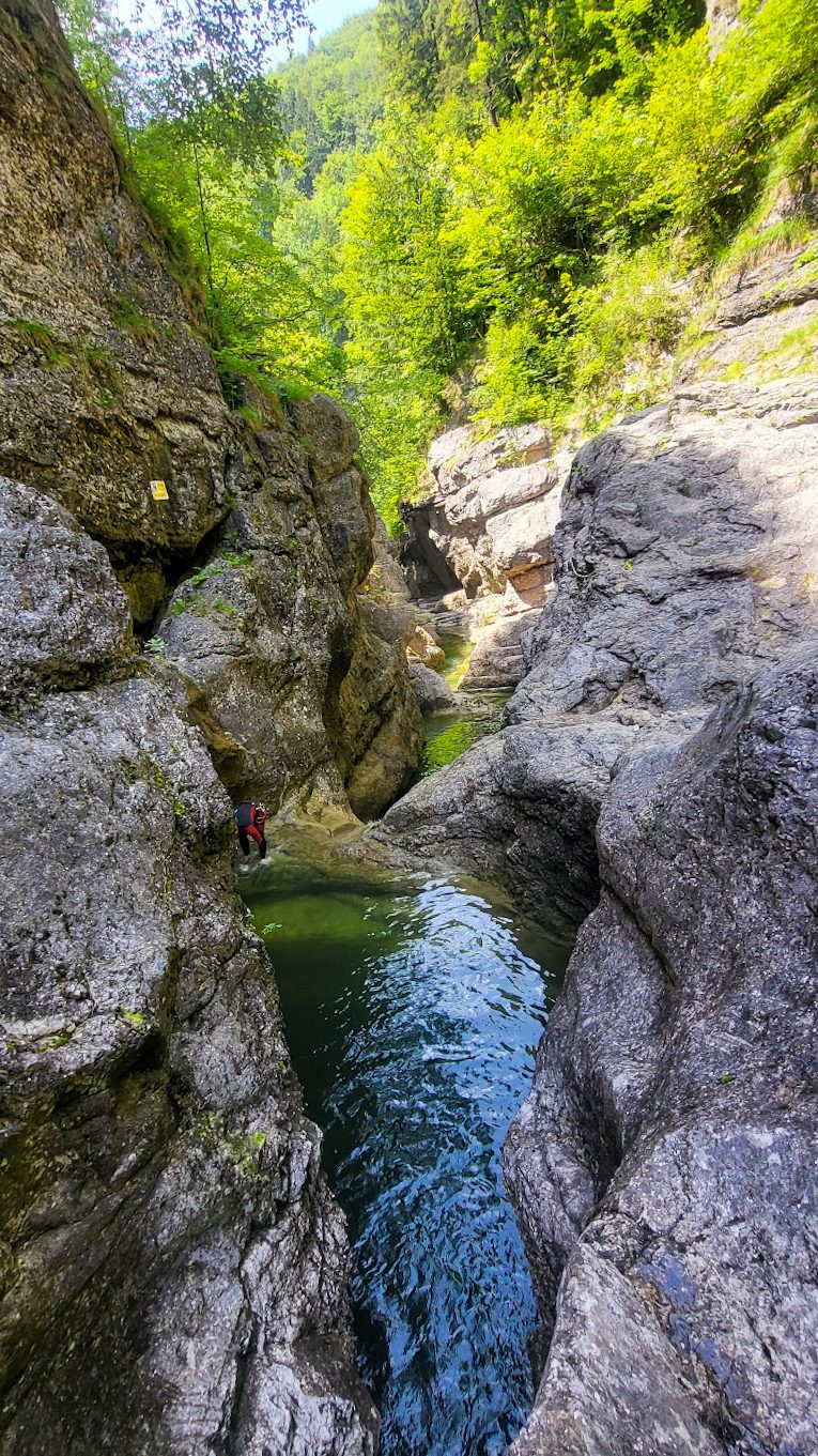 Enge Felsschlucht mit smaragdgrünem Pool am Almbach