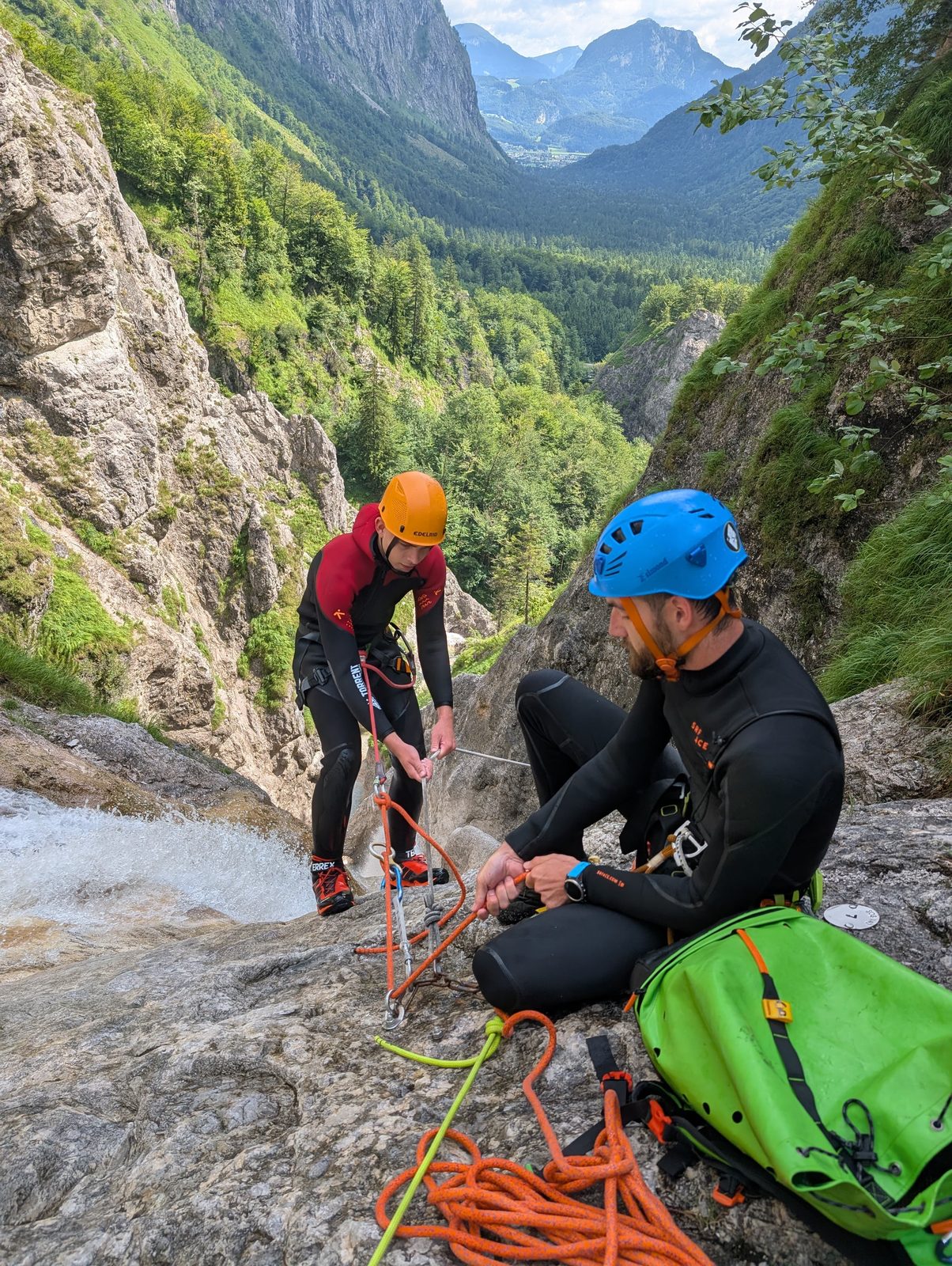 Guides richten die Abseilstation am Fischbach ein, Blick ins Tal