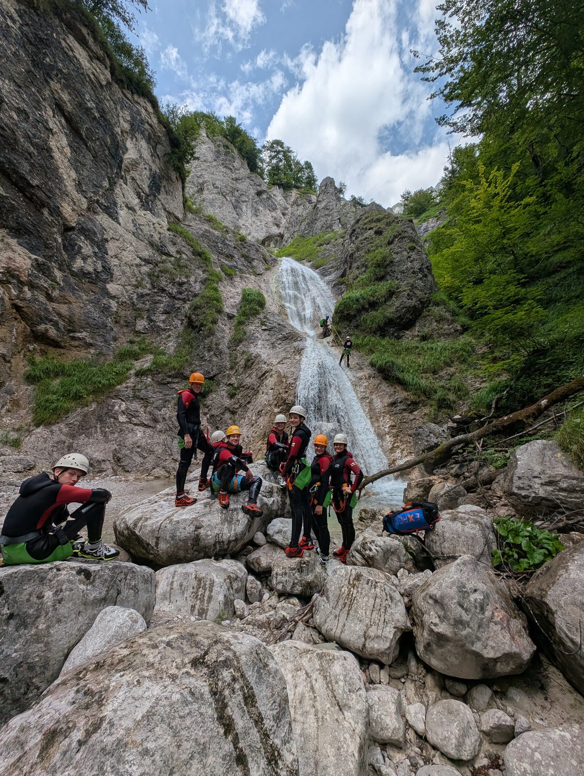 Canyoning-Gruppe vor dem großen Wasserfall im Fischbach