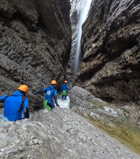 Canyoning-Gruppe durchquert die enge Felsschlucht der Strubklamm